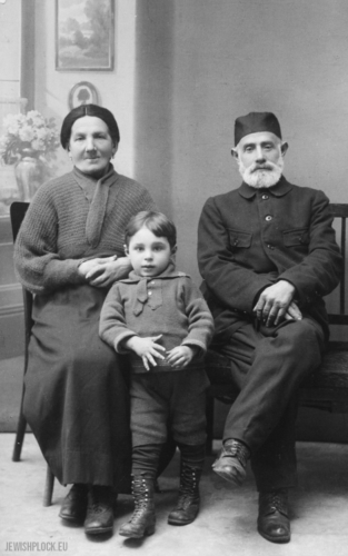 Chaim Mordka Maleńka and Szajna nee Lis with their grandson Eliasz Mendel, Płock, 1920s